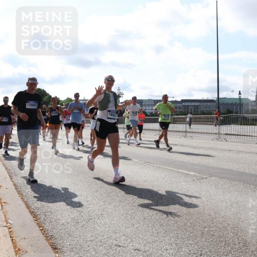 29.06.2025 - hella hamburg halbmarathon Lena Gebhardt http://msf.ph/oto/8281850 29.06.2025 09:58:09 Lombardsbrücke 5754, 12662, 8449, 11416, 850, 1656, 1881, 1034, 1094, 1179, 1190, 1258, 1320, 1321, 1335, 1563, 1815, 1870, 2034, 2070, 2138, 2397, 2417, 2448, 2612, 2636, 2656, 2711, 2946, 3041, 3058, 3091, 3114, 3251, 3859, 4814, 4903, 5032, 5093, 5305, 5672, 5721, 5775, 6164, 6272, 6355, 6356, 6569, 6580, 6585, 6628, 6754, 6776, 6897, 7065, 7134, 7409, 7478, 7509, 7594, 7646, 7724, 7856, 7896, 7952, 7973, 7976, 8154, 8311, 8508, 8590, 8825, 9012, 9057, 9562, 9656, 10084 meine-sportfotos.de