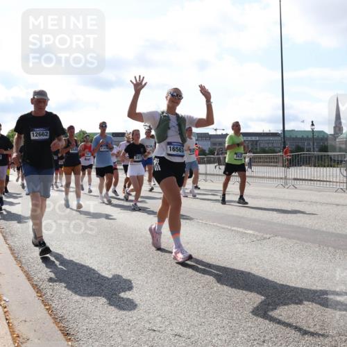 29.06.2025 - hella hamburg halbmarathon Lena Gebhardt http://msf.ph/oto/8281902 29.06.2025 09:58:09 Lombardsbrücke 6754, 12662, 11416, 2417, 16563, 2636, 1034, 1094, 1179, 1190, 1258, 1320, 1321, 1335, 1563, 1815, 1870, 2034, 2070, 2138, 2397, 2417, 2448, 2612, 2636, 2656, 2711, 2946, 3041, 3058, 3091, 3114, 3251, 3859, 4814, 4903, 5032, 5093, 5305, 5672, 5721, 5775, 6164, 6272, 6355, 6356, 6569, 6580, 6585, 6628, 6754, 6776, 6897, 7065, 7134, 7409, 7478, 7509, 7594, 7646, 7724, 7856, 7896, 7952, 7973, 7976, 8154, 8311, 8508, 8590, 8825, 9012, 9057, 9562, 9656, 10084 meine-sportfotos.de