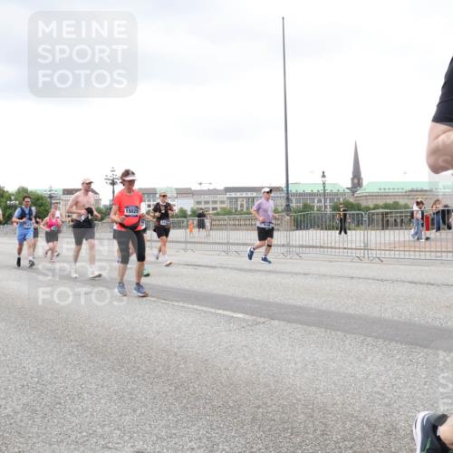 29.06.2025 - hella hamburg halbmarathon Lena Gebhardt http://msf.ph/oto/8281929 29.06.2025 10:55:00 Lombardsbrücke 5727, 15029, 41, 104, 1013, 1198, 2084, 2090, 2244, 2452, 2566, 2586, 2632, 3002, 3274, 4039, 4191, 4192, 5185, 5392, 5500, 5727, 5882, 5993, 6395, 6396, 6839, 6944, 6982, 7219, 7238, 7766, 7986, 8012, 8186, 8403, 8519, 9521, 9596, 10109, 10331, 10458, 10471, 10686, 11033, 11226, 11287, 11567, 11569, 11737, 11788, 11908, 12147, 12148, 12240, 12268, 12270, 12930, 13098, 13272, 13283, 13548, 13944, 13945, 13979, 13980, 14515, 15160 meine-sportfotos.de