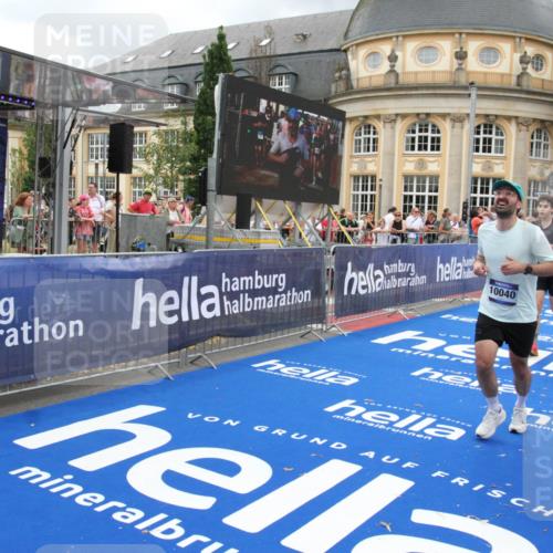 29.06.2025 - hella hamburg halbmarathon Michael Strokosch http://msf.ph/oto/8281949 29.06.2025 10:54:41 Ziel 1125, 1496, 2474, 3310, 5259, 7478, 9012, 10040, 10368, 10376, 12489, 15389, 15584, 17765, 19000 meine-sportfotos.de