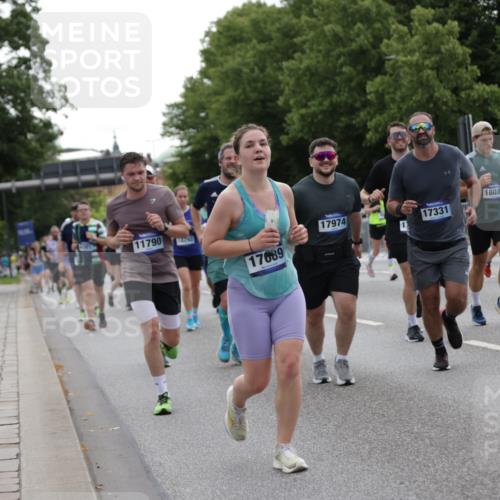 29.06.2025 - hella hamburg halbmarathon Jannik Wohlers http://msf.ph/oto/8281950 29.06.2025 10:35:08 Lombardsbrücke 1730, 1786, 1821, 2001, 2198, 2425, 2787, 4333, 4703, 4704, 4965, 5147, 5240, 5793, 6365, 6381, 6746, 6859, 6867, 7382, 8249, 8296, 8567, 9342, 9470, 9803, 9806, 10393, 10565, 10652, 11838, 11839, 12026, 12326, 12338, 12851, 13240, 13505, 13805, 14402, 14684, 15032, 15211, 16690, 16710, 17289, 17331, 17689, 17868, 17883, 17935, 17974, 17998, 18036, 18269, 18292, 18361, 18912, 19061 meine-sportfotos.de