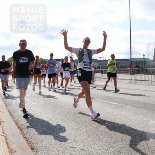 29.06.2025 - hella hamburg halbmarathon Lena Gebhardt http://msf.ph/oto/8281954 29.06.2025 09:58:09 Lombardsbrücke 6754, 12662, 8449, 11416, 16563, 2417, 1034, 1094, 1179, 1190, 1258, 1320, 1321, 1335, 1563, 1815, 1870, 2034, 2070, 2138, 2397, 2417, 2448, 2612, 2636, 2656, 2711, 2946, 3041, 3058, 3091, 3114, 3251, 3859, 4814, 4903, 5032, 5093, 5305, 5672, 5721, 5775, 6164, 6272, 6355, 6356, 6569, 6580, 6585, 6628, 6754, 6776, 6897, 7065, 7134, 7409, 7478, 7509, 7594, 7646, 7724, 7856, 7896, 7952, 7973, 7976, 8154, 8311, 8508, 8590, 8825, 9012, 9057, 9562, 9656, 10084 meine-sportfotos.de