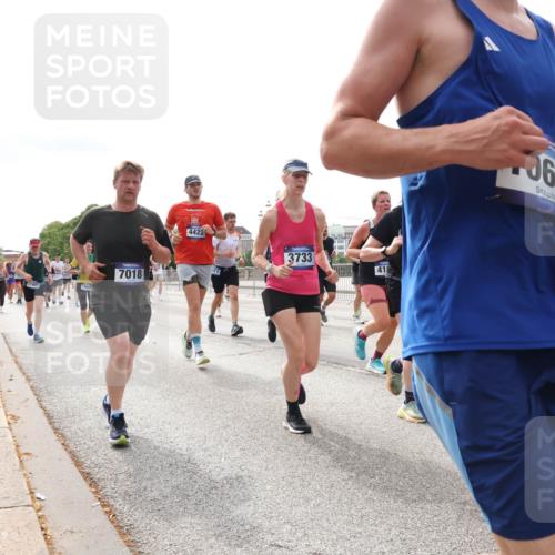 29.06.2025 - hella hamburg halbmarathon Lena Gebhardt http://msf.ph/oto/8281975 29.06.2025 10:20:36 Lombardsbrücke 7018, 4422, 3733, 41, 3613, 1011, 1046, 1069, 1471, 1474, 2053, 2101, 2325, 2478, 2834, 2923, 2945, 3247, 3434, 3733, 3781, 3842, 4154, 4166, 4288, 4422, 4585, 4614, 4739, 4754, 4869, 5181, 5556, 5625, 5659, 5811, 5812, 5831, 5937, 6608, 6951, 7018, 7101, 7131, 7739, 7744, 8025, 8113, 8462, 8588, 8940, 9136, 9722, 9735, 9873, 9981, 10041, 10050, 10350, 10414, 10595, 10613, 10647, 10754, 11100, 11145, 11603, 11835, 11995, 12844 meine-sportfotos.de