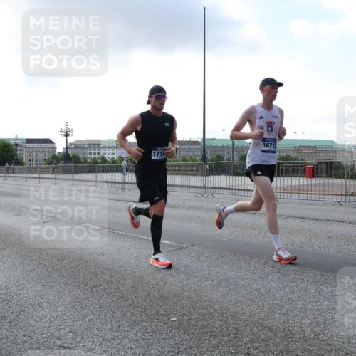 29.06.2025 - hella hamburg halbmarathon Lena Gebhardt http://msf.ph/oto/8281995 29.06.2025 09:45:39 Lombardsbrücke 1715, 16712, 57, 1080, 1686, 1707, 1758, 1894, 1990, 2689, 2746, 3043, 4050, 4129, 4679, 4698, 4749, 5070, 5187, 5328, 5550, 5746, 5826, 6358, 6781, 6878, 7272, 7389, 7481, 7651, 7723, 7880, 7965, 8190, 8209, 8883, 9137, 9381, 9571, 9634, 10017, 10171, 10270, 10484, 10876, 11120, 11413, 11857, 12049, 12232, 12234, 12308, 12595, 12691, 12988, 13066, 13167, 13343, 13618, 13686, 13754, 14028, 14167, 14289, 15672, 16157, 16818 meine-sportfotos.de