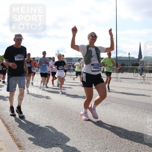 29.06.2025 - hella hamburg halbmarathon Lena Gebhardt http://msf.ph/oto/8281996 29.06.2025 09:58:09 Lombardsbrücke 6754, 12662, 3449, 10, 11416, 2417, 16563, 1034, 1094, 1179, 1190, 1258, 1320, 1321, 1335, 1563, 1815, 1870, 2034, 2070, 2138, 2397, 2417, 2448, 2612, 2636, 2656, 2711, 2946, 3041, 3058, 3091, 3114, 3251, 3859, 4814, 4903, 5032, 5093, 5305, 5672, 5721, 5775, 6164, 6272, 6355, 6356, 6569, 6580, 6585, 6628, 6754, 6776, 6897, 7065, 7134, 7409, 7478, 7509, 7594, 7646, 7724, 7856, 7896, 7952, 7973, 7976, 8154, 8311, 8508, 8590, 8825, 9012, 9057, 9562, 9656, 10084 meine-sportfotos.de