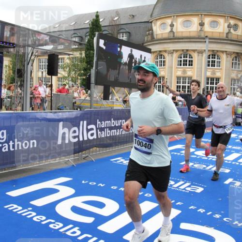 29.06.2025 - hella hamburg halbmarathon Michael Strokosch http://msf.ph/oto/8282026 29.06.2025 10:54:41 Ziel 1125, 1496, 2474, 3310, 5259, 7478, 9012, 10040, 10368, 10376, 12489, 15389, 15584, 17765, 19000 meine-sportfotos.de