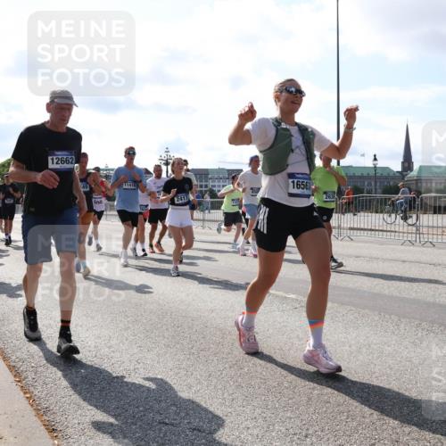 29.06.2025 - hella hamburg halbmarathon Lena Gebhardt http://msf.ph/oto/8282045 29.06.2025 09:58:10 Lombardsbrücke 6754, 12662, 149, 11416, 2417, 16563, 2636, 1034, 1094, 1179, 1190, 1258, 1320, 1321, 1335, 1563, 1815, 1870, 2034, 2070, 2138, 2397, 2417, 2448, 2612, 2636, 2656, 2711, 2946, 3041, 3058, 3091, 3114, 3251, 3859, 4814, 4903, 5032, 5093, 5305, 5672, 5721, 5775, 6164, 6272, 6355, 6356, 6433, 6569, 6580, 6585, 6628, 6754, 6776, 6897, 7065, 7134, 7409, 7478, 7509, 7594, 7646, 7724, 7856, 7896, 7952, 7973, 7976, 8154, 8311, 8508, 8590, 8825, 9012, 9057, 9562, 9656, 10084 meine-sportfotos.de