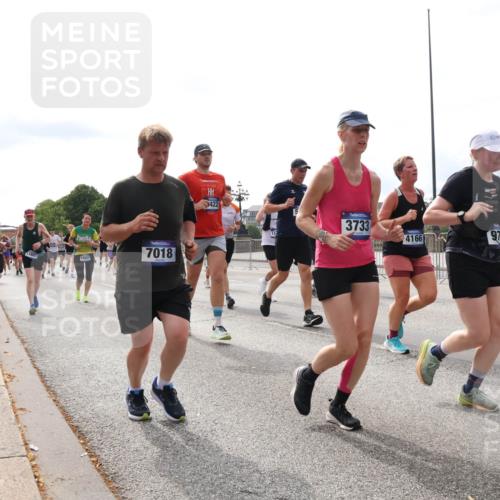 29.06.2025 - hella hamburg halbmarathon Lena Gebhardt http://msf.ph/oto/8282060 29.06.2025 10:20:36 Lombardsbrücke 7018, 422, 3733, 4166, 1297, 1011, 1046, 1069, 1471, 1474, 2053, 2101, 2325, 2478, 2834, 2923, 2945, 3247, 3434, 3733, 3781, 3842, 4154, 4166, 4288, 4422, 4585, 4614, 4739, 4754, 4869, 5181, 5556, 5625, 5659, 5811, 5812, 5831, 5937, 6608, 6951, 7018, 7101, 7131, 7739, 7744, 8025, 8113, 8462, 8588, 8940, 9136, 9722, 9735, 9873, 9981, 10041, 10050, 10350, 10414, 10595, 10613, 10647, 10754, 11100, 11145, 11603, 11835, 11995, 12844 meine-sportfotos.de
