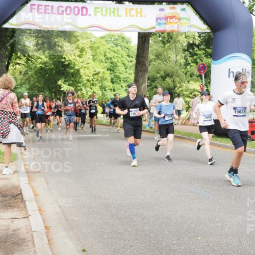 29.06.2025 - hella hamburg halbmarathon MichiJ http://msf.ph/oto/8282076 29.06.2025 10:58:09 Zwischen KM18-KM19 2904, 4394, 7809, 7810, 8854, 10283, 10610, 15570, 16456, 16709, 17174, 19035 meine-sportfotos.de