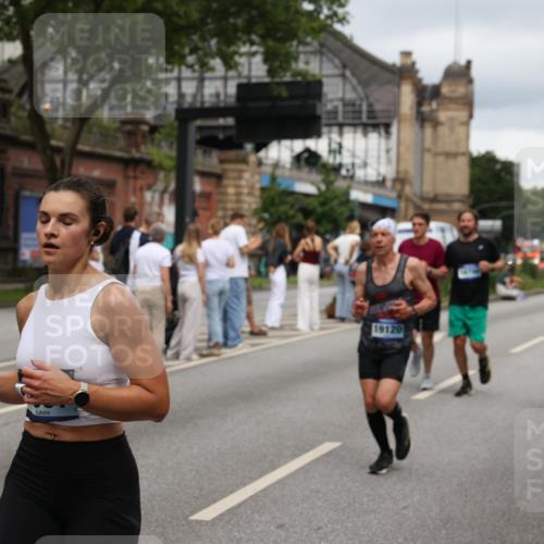 29.06.2025 - hella hamburg halbmarathon Yannick Fuchs http://msf.ph/oto/8282129 29.06.2025 10:49:48 20KM 1130, 1180, 1193, 2982, 3042, 3048, 3058, 3668, 4951, 5465, 5672, 6569, 6591, 6924, 7594, 7742, 7976, 8255, 8311, 8639, 8863, 9361, 9562, 11039, 11309, 11638, 12196, 12515, 13474, 14363, 14365, 14461, 15184, 15484, 15818, 15884, 16176, 16375, 16401, 16434, 16521, 16786, 17259, 17615, 17640, 17642, 17734, 18064, 18125, 18212, 18325, 18340, 18495, 18741, 18746, 18835, 19120, 19152 meine-sportfotos.de