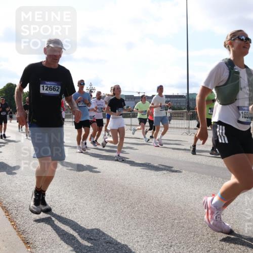 29.06.2025 - hella hamburg halbmarathon Lena Gebhardt http://msf.ph/oto/8282162 29.06.2025 09:58:10 Lombardsbrücke 6754, 12662, 11416, 18514, 26, 1217, 2624, 165, 1034, 1094, 1179, 1190, 1258, 1320, 1321, 1335, 1563, 1815, 1870, 2034, 2070, 2138, 2397, 2417, 2448, 2612, 2636, 2656, 2711, 2946, 3041, 3058, 3091, 3114, 3251, 3859, 4814, 4903, 5032, 5093, 5305, 5672, 5721, 5775, 6164, 6272, 6355, 6356, 6433, 6569, 6580, 6585, 6628, 6754, 6776, 6897, 7065, 7134, 7409, 7478, 7509, 7594, 7646, 7724, 7856, 7896, 7952, 7973, 7976, 8154, 8311, 8508, 8590, 8825, 9012, 9057, 9562, 9656, 10084 meine-sportfotos.de