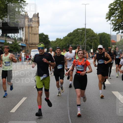 29.06.2025 - hella hamburg halbmarathon Yannick Fuchs http://msf.ph/oto/8282176 29.06.2025 10:37:29 20KM 1353, 1675, 1735, 2653, 4229, 4318, 5011, 5124, 5477, 7026, 7508, 9364, 9371, 9534, 10099, 10251, 11177, 12153, 12723, 12839, 13746, 13807, 14201, 14226, 14447, 14484, 14560, 14813, 14849, 15255, 15328, 15535, 15706, 15851, 15921, 16333, 17733, 17911, 18004, 18274, 18275, 18304, 18449, 18659, 18987, 19009, 19229 meine-sportfotos.de