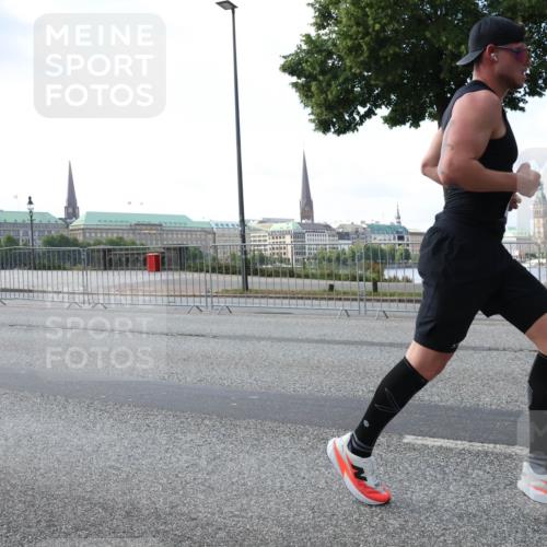 29.06.2025 - hella hamburg halbmarathon Lena Gebhardt http://msf.ph/oto/8282185 29.06.2025 09:45:39 Lombardsbrücke 57, 1080, 1686, 1707, 1758, 1894, 1990, 2689, 2746, 3043, 4050, 4129, 4679, 4698, 4749, 5070, 5187, 5328, 5550, 5746, 5826, 6358, 6781, 6878, 7272, 7389, 7481, 7651, 7723, 7880, 7965, 8190, 8209, 8883, 9137, 9381, 9571, 9634, 10017, 10171, 10270, 10484, 10876, 11120, 11413, 11857, 12049, 12232, 12234, 12308, 12595, 12691, 12988, 13066, 13167, 13343, 13618, 13686, 13754, 14028, 14167, 14289, 15672, 16157, 16818 meine-sportfotos.de