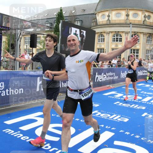 29.06.2025 - hella hamburg halbmarathon Michael Strokosch http://msf.ph/oto/8282213 29.06.2025 10:54:42 Ziel 1125, 1496, 3310, 5259, 7478, 8449, 9012, 10040, 10368, 10376, 12489, 14239, 15389, 15408, 15584, 17231, 17765, 19000 meine-sportfotos.de