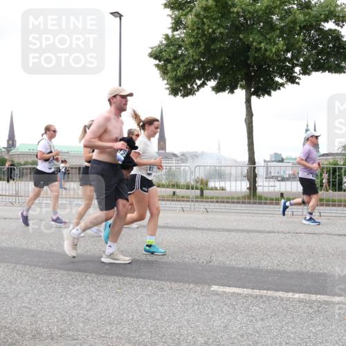 29.06.2025 - hella hamburg halbmarathon Lena Gebhardt http://msf.ph/oto/8282246 29.06.2025 10:55:03 Lombardsbrücke 16637, 1013, 1198, 2084, 2090, 2452, 2566, 2586, 2632, 3002, 3157, 3274, 3577, 4039, 4191, 4192, 4628, 5040, 5392, 5500, 5727, 5882, 6395, 6396, 6839, 6944, 6982, 7219, 7238, 7766, 8012, 8186, 8403, 8519, 9521, 9596, 10109, 10331, 10458, 10471, 10686, 11033, 11226, 11287, 11567, 11569, 11737, 11788, 11908, 12147, 12148, 12240, 12268, 12270, 13098, 13230, 13272, 13283, 13548, 13944, 13945, 13979, 13980, 14515, 15152, 15160 meine-sportfotos.de