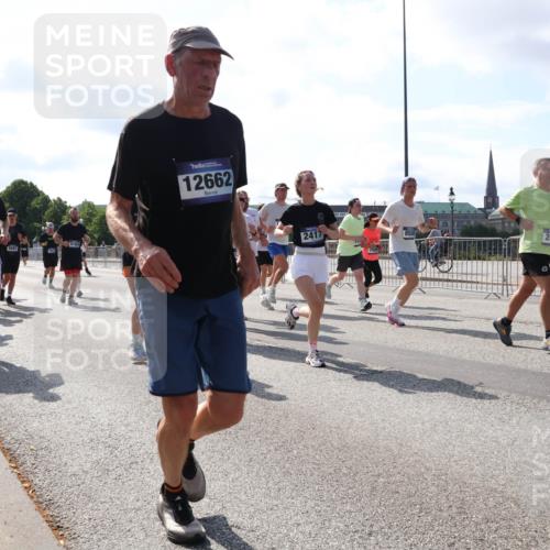 29.06.2025 - hella hamburg halbmarathon Lena Gebhardt http://msf.ph/oto/8282255 29.06.2025 09:58:10 Lombardsbrücke 6754, 12662, 2417, 2638, 1034, 1094, 1179, 1190, 1258, 1320, 1321, 1335, 1563, 1815, 1870, 2034, 2070, 2138, 2397, 2417, 2448, 2612, 2636, 2656, 2711, 2946, 3041, 3058, 3091, 3114, 3251, 3859, 4814, 4903, 5032, 5093, 5305, 5672, 5721, 5775, 6164, 6272, 6355, 6356, 6433, 6569, 6580, 6585, 6628, 6754, 6776, 6897, 7065, 7134, 7409, 7478, 7509, 7594, 7646, 7724, 7856, 7896, 7952, 7973, 7976, 8154, 8311, 8508, 8590, 8825, 9012, 9057, 9562, 9656, 10084 meine-sportfotos.de