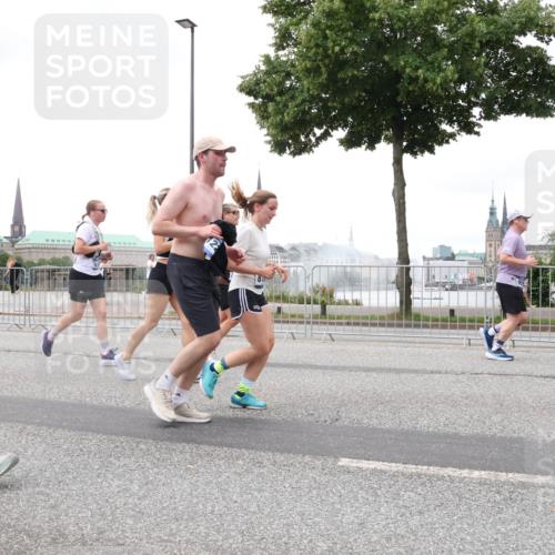 29.06.2025 - hella hamburg halbmarathon Lena Gebhardt http://msf.ph/oto/8282285 29.06.2025 10:55:03 Lombardsbrücke 13979, 16637, 1013, 1198, 2084, 2090, 2452, 2566, 2586, 2632, 3002, 3157, 3274, 3577, 4039, 4191, 4192, 4628, 5040, 5392, 5500, 5727, 5882, 6395, 6396, 6839, 6944, 6982, 7219, 7238, 7766, 8012, 8186, 8403, 8519, 9521, 9596, 10109, 10331, 10458, 10471, 10686, 11033, 11226, 11287, 11567, 11569, 11737, 11788, 11908, 12147, 12148, 12240, 12268, 12270, 13098, 13230, 13272, 13283, 13548, 13944, 13945, 13979, 13980, 14515, 15152, 15160 meine-sportfotos.de