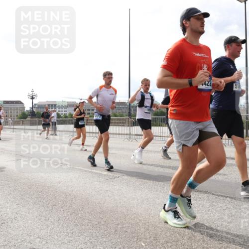29.06.2025 - hella hamburg halbmarathon Lena Gebhardt http://msf.ph/oto/8282299 29.06.2025 10:20:38 Lombardsbrücke 603, 9093, 011, 1199, 422, 518, 1011, 1046, 1069, 1471, 1474, 2053, 2101, 2325, 2478, 2834, 2923, 2945, 3247, 3434, 3733, 3781, 3842, 4154, 4166, 4288, 4350, 4422, 4585, 4614, 4754, 4869, 5181, 5556, 5625, 5659, 5811, 5812, 5831, 5937, 6608, 6951, 7018, 7101, 7131, 7739, 7744, 8025, 8113, 8462, 8588, 8940, 9005, 9011, 9136, 9236, 9722, 9735, 9873, 9981, 10041, 10050, 10350, 10414, 10595, 10613, 10647, 10754, 11100, 11145, 11603, 11835, 11995, 12844 meine-sportfotos.de