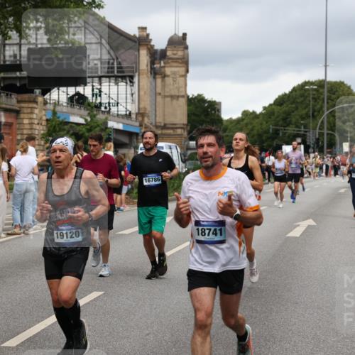 29.06.2025 - hella hamburg halbmarathon Yannick Fuchs http://msf.ph/oto/8282323 29.06.2025 10:49:49 20KM 1130, 1180, 1193, 2982, 3042, 3048, 3058, 3668, 4951, 5287, 5465, 5672, 6569, 6591, 6924, 7594, 7742, 8255, 8311, 8639, 8863, 9361, 9562, 11039, 11309, 11638, 12196, 12515, 13474, 14363, 14365, 14461, 15184, 15484, 15818, 15884, 16176, 16375, 16401, 16434, 16521, 16786, 17259, 17615, 17640, 17642, 17734, 18064, 18125, 18212, 18325, 18340, 18495, 18634, 18741, 18746, 18835, 19120, 19152 meine-sportfotos.de
