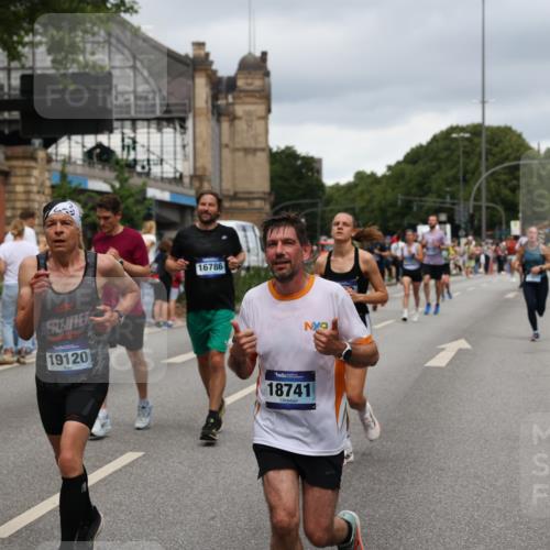 29.06.2025 - hella hamburg halbmarathon Yannick Fuchs http://msf.ph/oto/8282390 29.06.2025 10:49:49 20KM 1130, 1180, 1193, 2982, 3042, 3048, 3058, 3668, 4951, 5287, 5465, 5672, 6569, 6591, 6924, 7594, 7742, 8255, 8311, 8639, 8863, 9361, 9562, 11039, 11309, 11638, 12196, 12515, 13474, 14363, 14365, 14461, 15184, 15484, 15818, 15884, 16176, 16375, 16401, 16434, 16521, 16786, 17259, 17615, 17640, 17642, 17734, 18064, 18125, 18212, 18325, 18340, 18495, 18634, 18741, 18746, 18835, 19120, 19152 meine-sportfotos.de