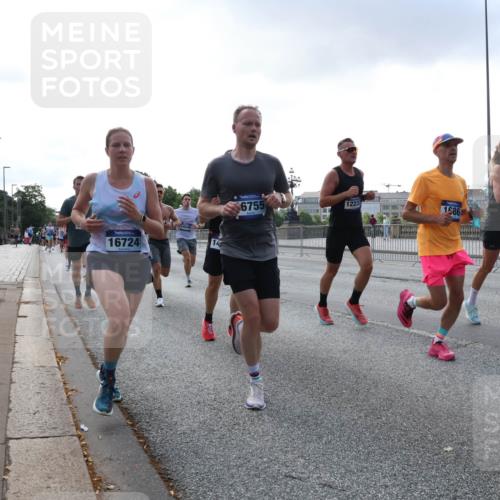 29.06.2025 - hella hamburg halbmarathon Lena Gebhardt http://msf.ph/oto/8282399 29.06.2025 09:45:42 Lombardsbrücke 16724, 6755, 1223, 1986, 7965, 57, 1080, 1686, 1707, 1758, 1894, 1990, 2460, 2689, 3043, 4050, 4129, 4679, 4698, 4749, 5070, 5187, 5328, 5550, 5746, 5826, 6358, 6878, 7272, 7389, 7481, 7651, 7723, 7880, 7965, 8062, 8190, 8209, 8883, 9137, 9381, 9571, 9634, 10017, 10171, 10270, 10484, 10876, 11120, 11413, 11857, 12049, 12232, 12234, 12308, 12681, 12691, 12988, 13066, 13167, 13343, 13618, 13686, 13754, 14028, 14167, 14289, 15672, 16157 meine-sportfotos.de