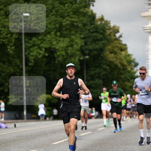 29.06.2025 - hella hamburg halbmarathon Dr. Thomas Lammeyer http://msf.ph/oto/8282436 29.06.2025 10:15:51 Kennedybrücke 1062, 1790, 2661, 3746, 3837, 4499, 6966, 7370, 7474, 8368, 9119, 9254, 9405, 10042 meine-sportfotos.de