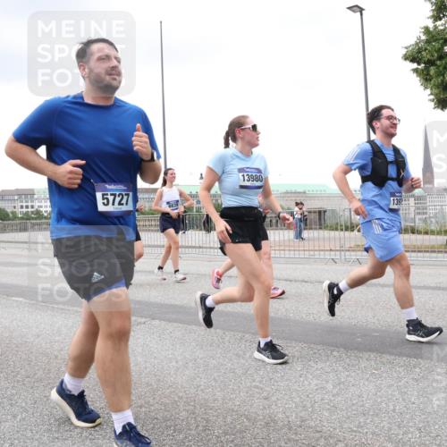 29.06.2025 - hella hamburg halbmarathon Lena Gebhardt http://msf.ph/oto/8282459 29.06.2025 10:55:04 Lombardsbrücke 153, 5727, 6839, 13980, 1397, 1837, 1013, 1198, 2084, 2090, 2452, 2566, 2586, 2632, 3002, 3157, 3274, 3577, 4039, 4191, 4192, 4628, 5040, 5392, 5500, 5727, 5882, 6395, 6396, 6839, 6944, 6982, 7219, 7238, 7766, 8012, 8186, 8403, 8519, 9521, 9596, 10109, 10331, 10458, 10471, 10686, 11033, 11226, 11287, 11567, 11569, 11737, 11788, 11908, 12147, 12148, 12240, 12268, 12270, 13098, 13230, 13272, 13283, 13548, 13944, 13945, 13979, 13980, 14515, 15152, 15160 meine-sportfotos.de