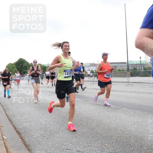 29.06.2025 - hella hamburg halbmarathon Lena Gebhardt http://msf.ph/oto/8282477 29.06.2025 10:46:31 Lombardsbrücke 1371, 1375, 1429, 1465, 1532, 1608, 1837, 1999, 2162, 2423, 2500, 2697, 2773, 2813, 2951, 3277, 3406, 3407, 3410, 3469, 3734, 4119, 4202, 4296, 4342, 4355, 4448, 4604, 5697, 5700, 5703, 5854, 6068, 6124, 6161, 6392, 6740, 7303, 7364, 7368, 7374, 7412, 7767, 7827, 7894, 7960, 7983, 8047, 8477, 8551, 8700, 9129, 9337, 9445, 9691, 10153, 10230, 11358, 11361, 11876, 11910, 12298, 12333, 12507, 12522, 13969, 14261, 15852, 16882, 16987 meine-sportfotos.de