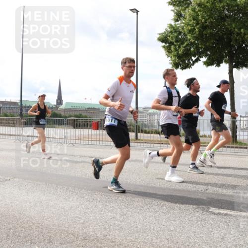 29.06.2025 - hella hamburg halbmarathon Lena Gebhardt http://msf.ph/oto/8282492 29.06.2025 10:20:39 Lombardsbrücke 1011, 1046, 1069, 1471, 1474, 2053, 2101, 2325, 2478, 2834, 2923, 2945, 3247, 3434, 3733, 3781, 3842, 4154, 4166, 4288, 4350, 4422, 4585, 4614, 4754, 4869, 5041, 5181, 5556, 5625, 5811, 5812, 5831, 5937, 6608, 6951, 7018, 7101, 7131, 7739, 7744, 8025, 8113, 8462, 8588, 8940, 9005, 9011, 9136, 9236, 9722, 9735, 9873, 9981, 10041, 10050, 10350, 10414, 10595, 10613, 10647, 10754, 11100, 11145, 11603, 11835, 11995, 12844 meine-sportfotos.de