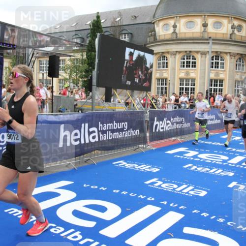 29.06.2025 - hella hamburg halbmarathon Michael Strokosch http://msf.ph/oto/8282501 29.06.2025 10:54:44 Ziel 1125, 1496, 2561, 3310, 6587, 7478, 8449, 9012, 9227, 10040, 10368, 10376, 12489, 13147, 14239, 15389, 15408, 15584, 17231, 17765, 19000 meine-sportfotos.de