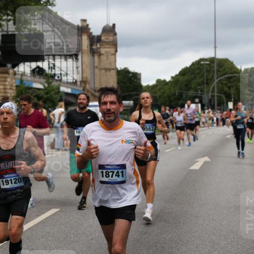 29.06.2025 - hella hamburg halbmarathon Yannick Fuchs http://msf.ph/oto/8282533 29.06.2025 10:49:49 20KM 1130, 1180, 1193, 2982, 3042, 3048, 3058, 3668, 4951, 5287, 5465, 5672, 6569, 6591, 6924, 7594, 7742, 8255, 8311, 8639, 8863, 9361, 9562, 11039, 11309, 11638, 12196, 12515, 13474, 14363, 14365, 14461, 15184, 15484, 15818, 15884, 16176, 16375, 16401, 16434, 16521, 16786, 17259, 17615, 17640, 17642, 17734, 18064, 18125, 18212, 18325, 18340, 18495, 18634, 18741, 18746, 18835, 19120, 19152 meine-sportfotos.de