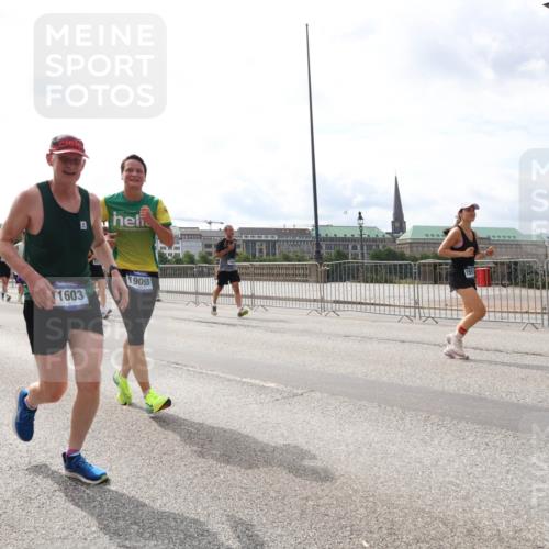 29.06.2025 - hella hamburg halbmarathon Lena Gebhardt http://msf.ph/oto/8282591 29.06.2025 10:20:39 Lombardsbrücke 1798, 18007, 19093, 1603, 1011, 1046, 1069, 1471, 1474, 2053, 2101, 2325, 2478, 2834, 2923, 2945, 3247, 3434, 3733, 3781, 3842, 4154, 4166, 4288, 4350, 4422, 4585, 4614, 4754, 4869, 5041, 5181, 5556, 5625, 5811, 5812, 5831, 5937, 6608, 6951, 7018, 7101, 7131, 7739, 7744, 8025, 8113, 8462, 8588, 8940, 9005, 9011, 9136, 9236, 9722, 9735, 9873, 9981, 10041, 10050, 10350, 10414, 10595, 10613, 10647, 10754, 11100, 11145, 11603, 11835, 11995, 12844 meine-sportfotos.de