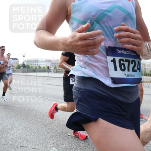 29.06.2025 - hella hamburg halbmarathon Lena Gebhardt http://msf.ph/oto/8282634 29.06.2025 09:45:43 Lombardsbrücke 5550, 5187, 14, 16724, 57, 1080, 1686, 1707, 1758, 1894, 1990, 2460, 2689, 3043, 4050, 4129, 4463, 4679, 4698, 4749, 5070, 5187, 5328, 5550, 5746, 5826, 6358, 6878, 7186, 7272, 7389, 7481, 7651, 7723, 7880, 7965, 8062, 8190, 8209, 8883, 9137, 9381, 9571, 9634, 10017, 10171, 10270, 10484, 10876, 11120, 11413, 11857, 12049, 12189, 12232, 12234, 12308, 12681, 12691, 12988, 13066, 13167, 13343, 13618, 13686, 13754, 14028, 14167, 15672, 16157 meine-sportfotos.de