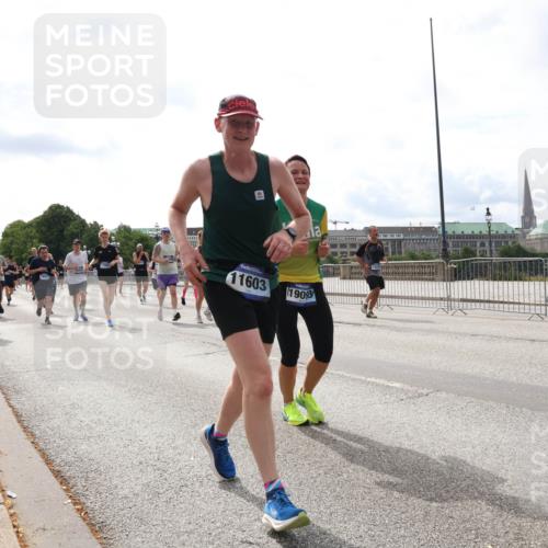 29.06.2025 - hella hamburg halbmarathon Lena Gebhardt http://msf.ph/oto/8282654 29.06.2025 10:20:39 Lombardsbrücke 11603, 19093, 15513, 1011, 1046, 1069, 1471, 1474, 2053, 2101, 2325, 2478, 2834, 2923, 2945, 3247, 3434, 3733, 3781, 3842, 4154, 4166, 4288, 4350, 4422, 4585, 4614, 4754, 4869, 5041, 5181, 5556, 5625, 5811, 5812, 5831, 5937, 6608, 6951, 7018, 7101, 7131, 7739, 7744, 8025, 8113, 8462, 8588, 8940, 9005, 9011, 9136, 9236, 9722, 9735, 9873, 9981, 10041, 10050, 10350, 10414, 10595, 10613, 10647, 10754, 11100, 11145, 11603, 11835, 11995, 12844 meine-sportfotos.de