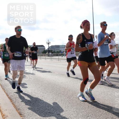 29.06.2025 - hella hamburg halbmarathon Lena Gebhardt http://msf.ph/oto/8282671 29.06.2025 09:58:11 Lombardsbrücke 2070, 6754, 164, 1881, 8, 11416, 126, 11217, 1034, 1094, 1179, 1190, 1258, 1320, 1321, 1335, 1563, 1815, 1870, 2034, 2070, 2138, 2397, 2417, 2448, 2612, 2636, 2656, 2711, 2946, 3041, 3058, 3091, 3114, 3251, 3859, 4814, 4903, 5032, 5093, 5305, 5672, 5721, 5775, 6164, 6272, 6355, 6356, 6433, 6569, 6580, 6585, 6628, 6754, 6776, 6897, 7065, 7134, 7409, 7478, 7509, 7646, 7724, 7856, 7896, 7952, 7973, 7976, 8154, 8311, 8508, 8590, 8825, 9012, 9057, 9562, 9656, 10084 meine-sportfotos.de