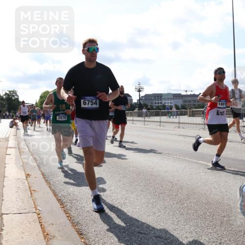 29.06.2025 - hella hamburg halbmarathon Lena Gebhardt http://msf.ph/oto/8282739 29.06.2025 09:58:12 Lombardsbrücke 2070, 6754, 1881, 84, 1034, 1094, 1179, 1190, 1258, 1285, 1320, 1321, 1335, 1563, 1815, 1870, 2034, 2070, 2138, 2397, 2417, 2448, 2612, 2636, 2656, 2711, 2946, 3041, 3058, 3091, 3114, 3251, 3859, 4814, 4903, 5032, 5093, 5305, 5672, 5721, 5775, 5894, 6164, 6272, 6355, 6356, 6433, 6569, 6580, 6585, 6628, 6754, 6776, 6897, 7065, 7134, 7409, 7478, 7509, 7646, 7724, 7856, 7896, 7952, 7976, 8154, 8311, 8393, 8508, 8590, 8825, 9012, 9057, 9562, 9656, 10084 meine-sportfotos.de