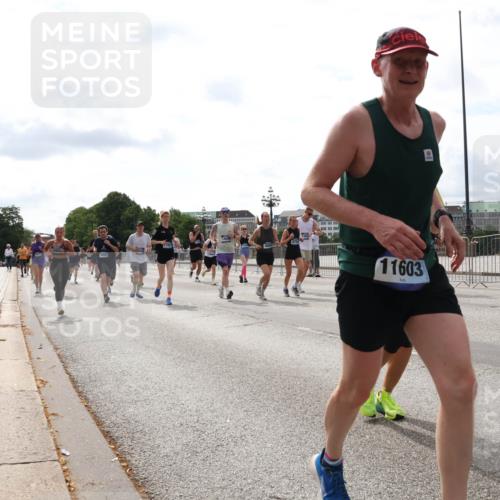 29.06.2025 - hella hamburg halbmarathon Lena Gebhardt http://msf.ph/oto/8282771 29.06.2025 10:20:40 Lombardsbrücke 11603, 1011, 1046, 1069, 1471, 1474, 2053, 2101, 2325, 2478, 2834, 2923, 2945, 3247, 3434, 3733, 3781, 3842, 4154, 4166, 4288, 4350, 4422, 4614, 4754, 4869, 5041, 5181, 5625, 5811, 5812, 5831, 5937, 6608, 6951, 7018, 7101, 7131, 7739, 7744, 8025, 8113, 8462, 8588, 8724, 8940, 9005, 9011, 9136, 9236, 9722, 9735, 9873, 9981, 10041, 10050, 10350, 10414, 10595, 10613, 10647, 10754, 11100, 11145, 11603, 11835, 11995, 12844 meine-sportfotos.de