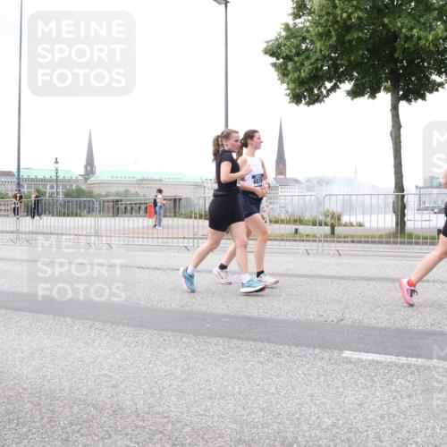 29.06.2025 - hella hamburg halbmarathon Lena Gebhardt http://msf.ph/oto/8282792 29.06.2025 10:55:06 Lombardsbrücke 15553, 6839, 1013, 1198, 2084, 2090, 2452, 2566, 2632, 3002, 3115, 3157, 3274, 3577, 4039, 4191, 4192, 4628, 5040, 5392, 5483, 5500, 5727, 5882, 6395, 6396, 6839, 6944, 6982, 7219, 7238, 7766, 8012, 8186, 8403, 8519, 9521, 9596, 10109, 10331, 10458, 10471, 10686, 11033, 11109, 11226, 11287, 11737, 11788, 11908, 12147, 12148, 12240, 12268, 12270, 13098, 13230, 13272, 13283, 13548, 13944, 13945, 13979, 13980, 14515, 15152, 15160, 16385 meine-sportfotos.de