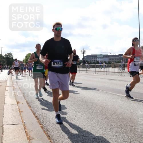 29.06.2025 - hella hamburg halbmarathon Lena Gebhardt http://msf.ph/oto/8282805 29.06.2025 09:58:12 Lombardsbrücke 2070, 6754, 164, 18810, 1034, 1094, 1179, 1190, 1258, 1285, 1320, 1321, 1335, 1563, 1815, 1870, 2034, 2070, 2138, 2397, 2417, 2448, 2612, 2636, 2656, 2711, 2946, 3041, 3058, 3091, 3114, 3251, 3859, 4814, 4903, 5032, 5093, 5305, 5672, 5721, 5775, 5894, 6164, 6272, 6355, 6356, 6433, 6569, 6580, 6585, 6628, 6754, 6776, 6897, 7065, 7134, 7409, 7478, 7509, 7646, 7724, 7856, 7896, 7952, 7976, 8154, 8311, 8393, 8508, 8590, 8825, 9012, 9057, 9562, 9656, 10084 meine-sportfotos.de