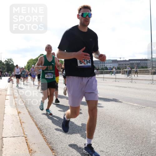 29.06.2025 - hella hamburg halbmarathon Lena Gebhardt http://msf.ph/oto/8282846 29.06.2025 09:58:12 Lombardsbrücke 2070, 6754, 8810, 1034, 1094, 1179, 1190, 1258, 1285, 1320, 1321, 1335, 1563, 1815, 1870, 2034, 2070, 2138, 2397, 2417, 2448, 2612, 2636, 2656, 2711, 2946, 3041, 3058, 3091, 3114, 3251, 3859, 4814, 4903, 5032, 5093, 5305, 5672, 5721, 5775, 5894, 6164, 6272, 6355, 6356, 6433, 6569, 6580, 6585, 6628, 6754, 6776, 6897, 7065, 7134, 7409, 7478, 7509, 7646, 7724, 7856, 7896, 7952, 7976, 8154, 8311, 8393, 8508, 8590, 8825, 9012, 9057, 9562, 9656, 10084 meine-sportfotos.de
