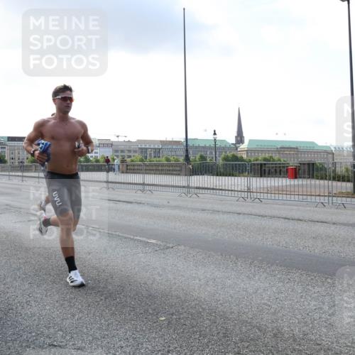 29.06.2025 - hella hamburg halbmarathon Lena Gebhardt http://msf.ph/oto/8282880 29.06.2025 09:45:44 Lombardsbrücke 5556, 57, 1080, 1686, 1707, 1758, 1894, 1990, 2460, 2689, 3043, 4050, 4129, 4463, 4679, 4698, 4749, 5070, 5187, 5328, 5550, 5746, 5826, 6358, 6878, 7186, 7272, 7389, 7481, 7651, 7723, 7880, 7965, 8062, 8190, 8209, 8883, 9137, 9381, 9571, 9634, 10017, 10171, 10270, 10484, 10876, 11120, 11413, 11857, 12049, 12189, 12232, 12234, 12308, 12681, 12691, 12988, 13066, 13167, 13343, 13618, 13686, 13754, 14028, 14167, 15672, 16157 meine-sportfotos.de