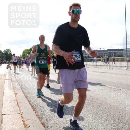 29.06.2025 - hella hamburg halbmarathon Lena Gebhardt http://msf.ph/oto/8282881 29.06.2025 09:58:12 Lombardsbrücke 11791, 2070, 3754, 1782, 1, 1034, 1094, 1179, 1190, 1258, 1285, 1320, 1321, 1335, 1563, 1815, 1870, 2034, 2070, 2138, 2397, 2417, 2448, 2612, 2636, 2656, 2711, 2946, 3041, 3058, 3091, 3114, 3251, 3859, 4814, 4903, 5032, 5093, 5305, 5672, 5721, 5775, 5894, 6164, 6272, 6355, 6356, 6433, 6569, 6580, 6585, 6628, 6754, 6776, 6897, 7065, 7134, 7409, 7478, 7509, 7646, 7724, 7856, 7896, 7952, 7976, 8154, 8311, 8393, 8508, 8590, 8825, 9012, 9057, 9562, 9656, 10084 meine-sportfotos.de
