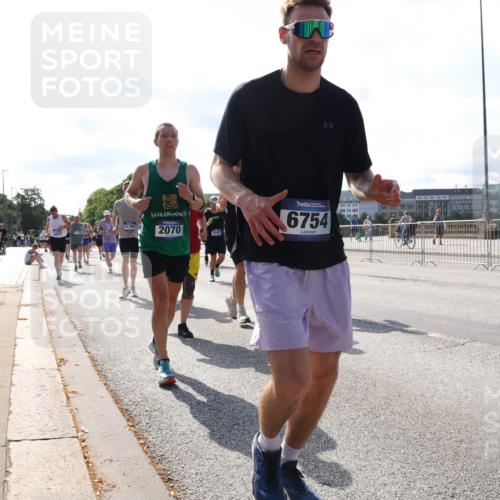 29.06.2025 - hella hamburg halbmarathon Lena Gebhardt http://msf.ph/oto/8282923 29.06.2025 09:58:12 Lombardsbrücke 11791, 2070, 5093, 6754, 1034, 1094, 1179, 1190, 1258, 1285, 1320, 1321, 1335, 1563, 1815, 1870, 2034, 2070, 2138, 2397, 2417, 2448, 2612, 2636, 2656, 2711, 2946, 3041, 3058, 3091, 3114, 3251, 3859, 4814, 4903, 5032, 5093, 5305, 5672, 5721, 5775, 5894, 6164, 6272, 6355, 6356, 6433, 6569, 6580, 6585, 6628, 6754, 6776, 6897, 7065, 7134, 7409, 7478, 7509, 7646, 7724, 7856, 7896, 7952, 7976, 8154, 8311, 8393, 8508, 8590, 8825, 9012, 9057, 9562, 9656, 10084 meine-sportfotos.de