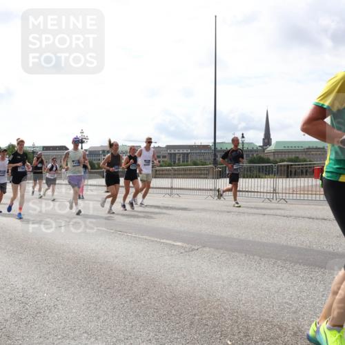 29.06.2025 - hella hamburg halbmarathon Lena Gebhardt http://msf.ph/oto/8283026 29.06.2025 10:20:41 Lombardsbrücke 18007, 625, 1798, 190, 1011, 1046, 1069, 1471, 1474, 2053, 2101, 2325, 2478, 2834, 2923, 2945, 3247, 3434, 3733, 3781, 3842, 4082, 4154, 4166, 4288, 4350, 4422, 4614, 4754, 4869, 5041, 5181, 5625, 5811, 5812, 5831, 5937, 6608, 6951, 7018, 7101, 7131, 7739, 8025, 8113, 8462, 8588, 8724, 8940, 9005, 9011, 9136, 9236, 9722, 9735, 9873, 9981, 10041, 10050, 10350, 10414, 10595, 10613, 10647, 10754, 11100, 11145, 11603, 11835, 11995, 12844 meine-sportfotos.de