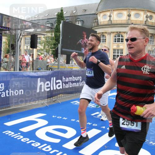 29.06.2025 - hella hamburg halbmarathon Michael Strokosch http://msf.ph/oto/8283063 29.06.2025 10:54:50 Ziel 1496, 2029, 2561, 4231, 6587, 8449, 9227, 10044, 12186, 13147, 14239, 15408, 17231, 17261 meine-sportfotos.de