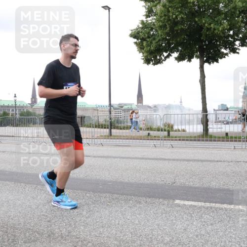 29.06.2025 - hella hamburg halbmarathon Lena Gebhardt http://msf.ph/oto/8283131 29.06.2025 10:55:07 Lombardsbrücke 1013, 1198, 2084, 2090, 2452, 2566, 2632, 3002, 3115, 3157, 3274, 3577, 4039, 4191, 4192, 4628, 5040, 5392, 5483, 5500, 5727, 5882, 6395, 6396, 6839, 6944, 6982, 7219, 7238, 7680, 7766, 8012, 8186, 8403, 8519, 9521, 9596, 10109, 10331, 10458, 10471, 10686, 11033, 11109, 11226, 11287, 11737, 11788, 11908, 12147, 12148, 12240, 12268, 12270, 13098, 13230, 13272, 13283, 13548, 13944, 13945, 13979, 13980, 14515, 14727, 15152, 15160, 16385 meine-sportfotos.de