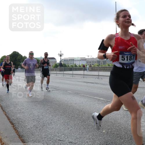 29.06.2025 - hella hamburg halbmarathon Lena Gebhardt http://msf.ph/oto/8283149 29.06.2025 09:45:45 Lombardsbrücke 10484, 5187, 57, 1080, 1686, 1707, 1758, 1894, 1990, 2460, 2689, 3043, 4050, 4129, 4463, 4679, 4698, 4749, 5070, 5187, 5328, 5550, 5746, 5826, 6358, 6878, 7186, 7272, 7389, 7481, 7651, 7723, 7880, 7965, 8062, 8190, 8209, 8883, 9137, 9381, 9571, 9634, 10017, 10171, 10270, 10484, 10876, 11120, 11413, 11857, 12189, 12232, 12234, 12308, 12681, 12691, 12988, 13066, 13167, 13343, 13618, 13686, 13754, 14028, 14167, 15672 meine-sportfotos.de
