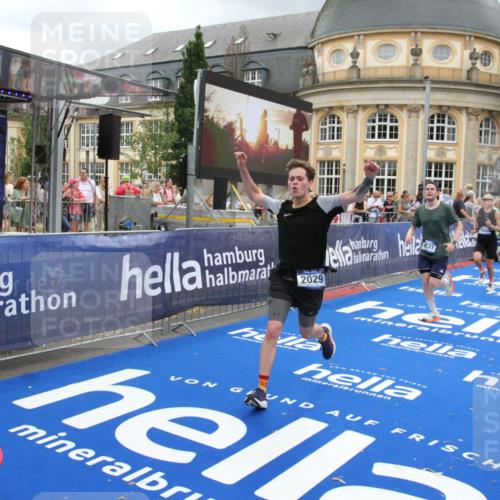 29.06.2025 - hella hamburg halbmarathon Michael Strokosch http://msf.ph/oto/8283197 29.06.2025 10:54:52 Ziel 1506, 2029, 2561, 4231, 6587, 9227, 10044, 12186, 13147, 14660, 17261 meine-sportfotos.de