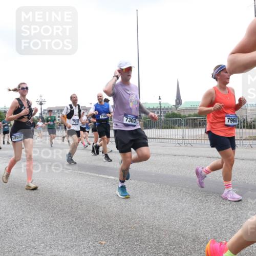 29.06.2025 - hella hamburg halbmarathon Lena Gebhardt http://msf.ph/oto/8283236 29.06.2025 10:46:32 Lombardsbrücke 1371, 1375, 1429, 1465, 1532, 1608, 1837, 1999, 2162, 2423, 2500, 2697, 2773, 2813, 2951, 3277, 3406, 3407, 3410, 3469, 3734, 4119, 4202, 4296, 4342, 4355, 4448, 4604, 5697, 5700, 5703, 5854, 6068, 6124, 6161, 6392, 6740, 7303, 7364, 7368, 7374, 7412, 7767, 7827, 7960, 7983, 8047, 8477, 8551, 8700, 9129, 9337, 9445, 9691, 10153, 10230, 11361, 11876, 11910, 12298, 12333, 12507, 12522, 13969, 14261, 15852, 16882, 16987 meine-sportfotos.de