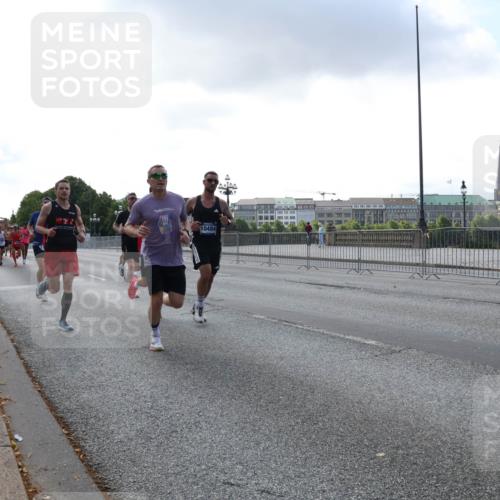 29.06.2025 - hella hamburg halbmarathon Lena Gebhardt http://msf.ph/oto/8283241 29.06.2025 09:45:45 Lombardsbrücke 10484, 57, 1080, 1686, 1707, 1758, 1894, 1990, 2460, 2689, 3043, 4050, 4129, 4463, 4679, 4698, 4749, 5070, 5187, 5328, 5550, 5746, 5826, 6358, 6878, 7186, 7272, 7389, 7481, 7651, 7723, 7880, 7965, 8062, 8190, 8209, 8883, 9137, 9381, 9571, 9634, 10017, 10171, 10270, 10484, 10876, 11120, 11413, 11857, 12189, 12232, 12234, 12308, 12681, 12691, 12988, 13066, 13167, 13343, 13618, 13686, 13754, 14028, 14167, 15672 meine-sportfotos.de